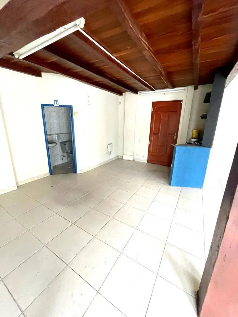 Local comercial en esquina con mezanine en alquiler en el Centro: foto 3 de 10