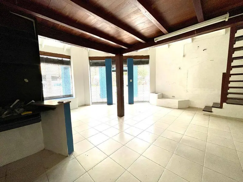 Local comercial en esquina con mezanine en alquiler en el Centro: foto 5 de 10