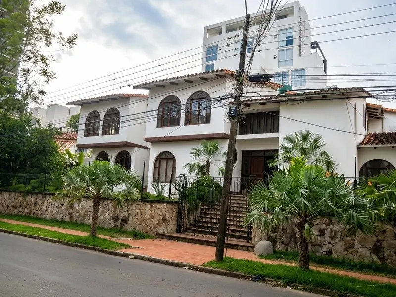 Casa de 7 dormitorios con piscina en alquiler en Equipetrol