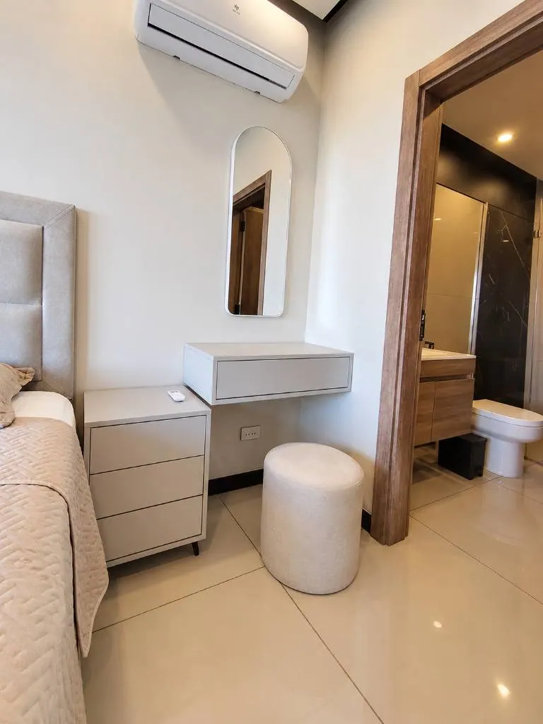 Furnished 3-bedroom apartment for rent in Sky Aqualina: foto 18 de 19