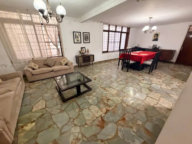 Casa de 4 dormitorios en venta sobre la Av. Landívar, Centro