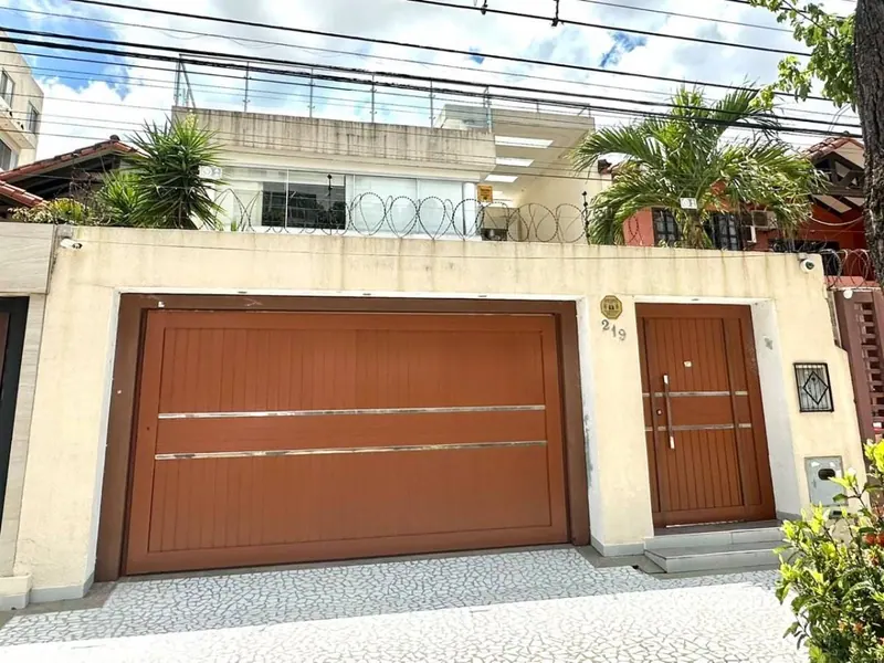 Casa de 5 dormitorios en venta cerca del parque Urbano, Zona Sur