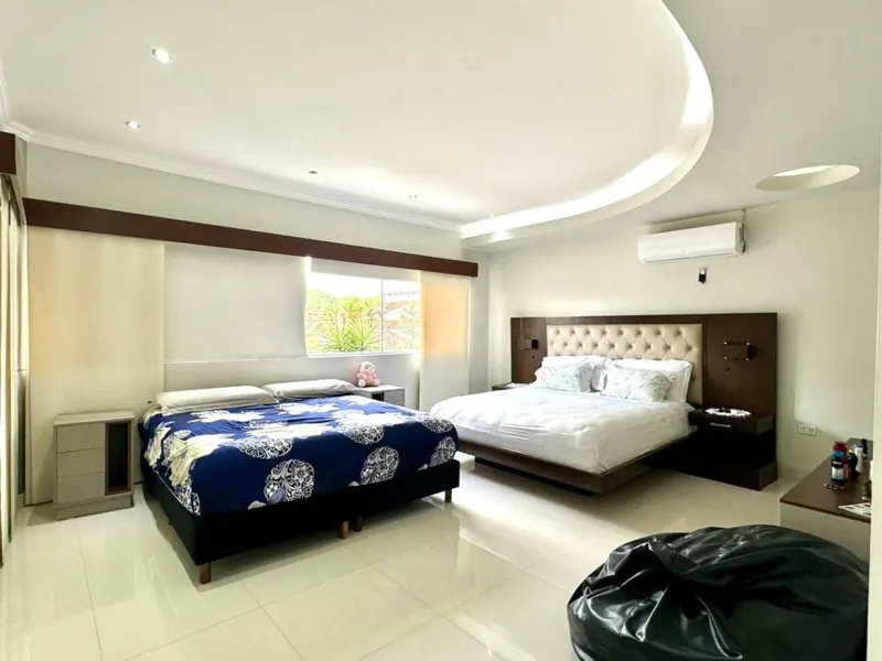 Casa de 5 dormitorios en venta cerca del parque Urbano, Zona Sur: foto 28 de 47