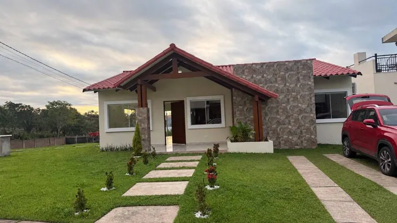 Casa de 3 dormitorios en venta en Loma del Bosque, Urubó