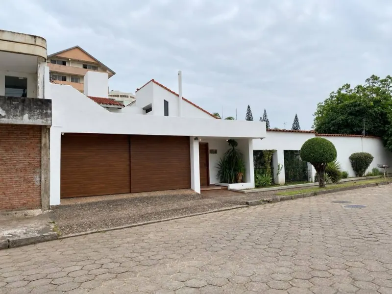 Casa de 2 plantas en venta en Urbarí, 2do anillo, 620 m²: foto 1 de 32