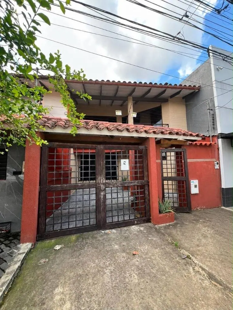 Casa de 3 dormitorios en venta a media cuadra de la Av. Paraguá