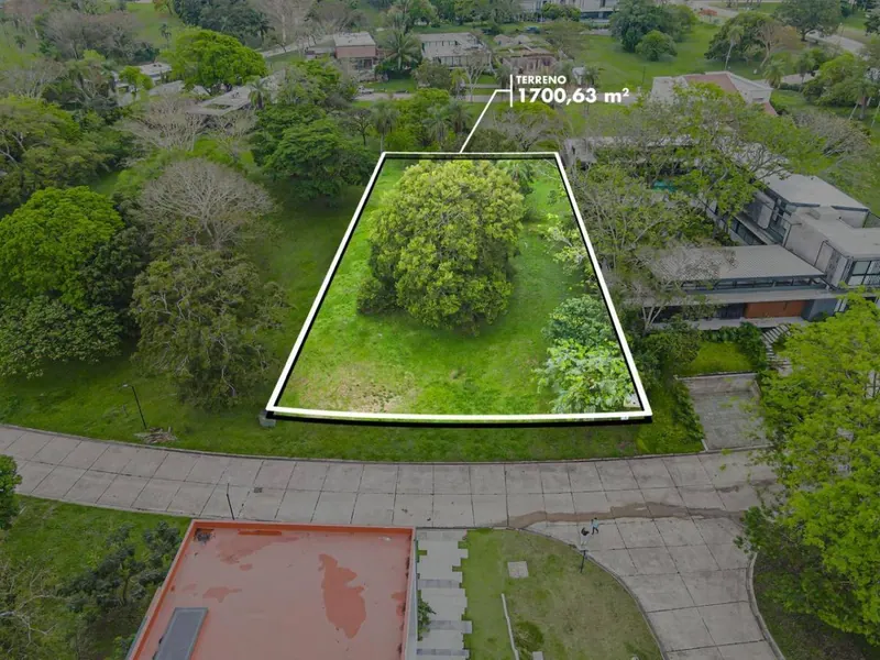 Terreno de 1.700,63 m² en venta en el condominio La Hacienda del Urubó