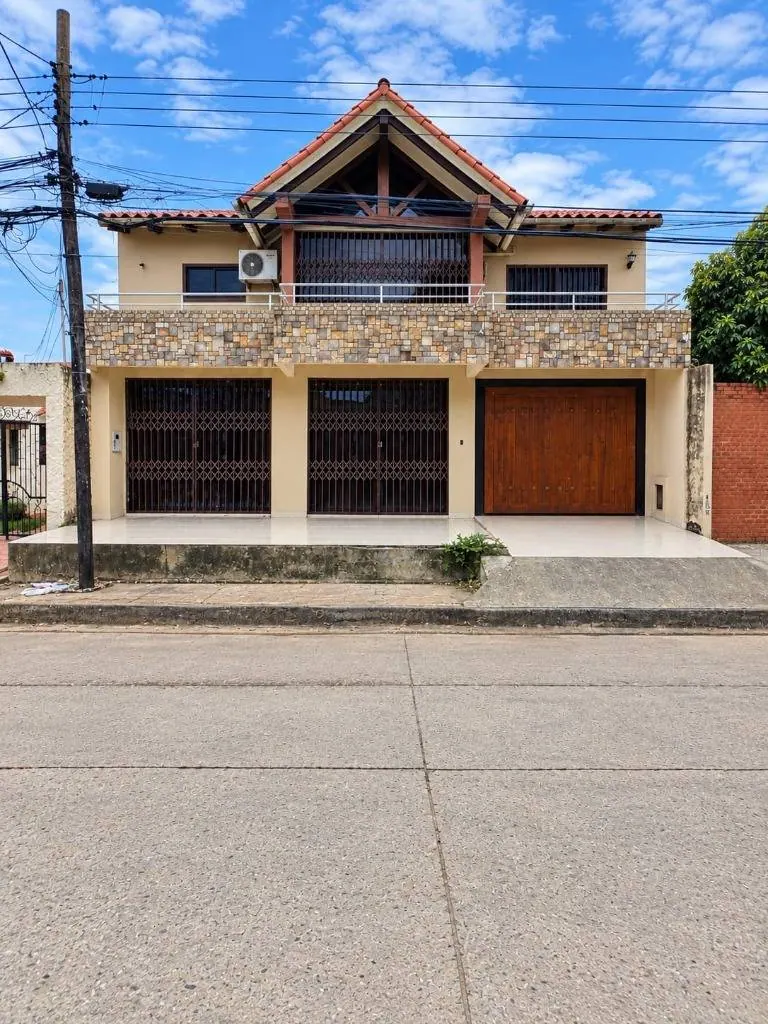 Casa de 2 plantas en venta sobre el 7.º Anillo y Av. Banzer