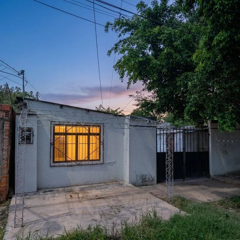 Casa de uso comercial con 4 departamentos en venta en la Zona Este