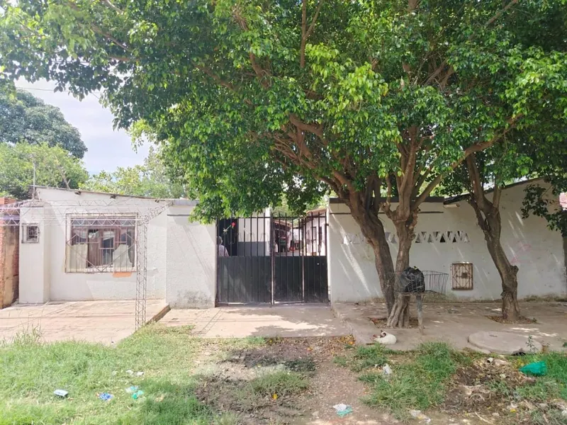 Casa de uso comercial con 4 departamentos en venta en la Zona Este: foto 2 de 8