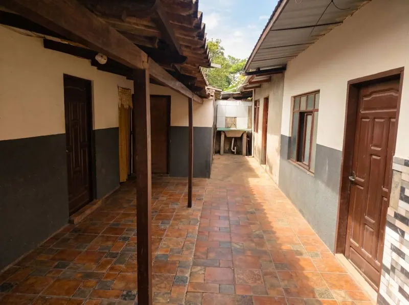 Casa de uso comercial con 4 departamentos en venta en la Zona Este: foto 6 de 8