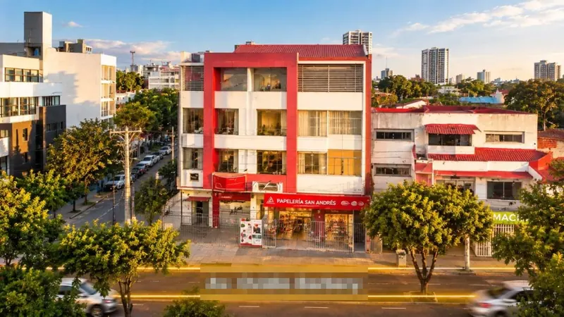Edificio comercial en esquina en venta en la Av. Ovidio Barbery: foto 1 de 10