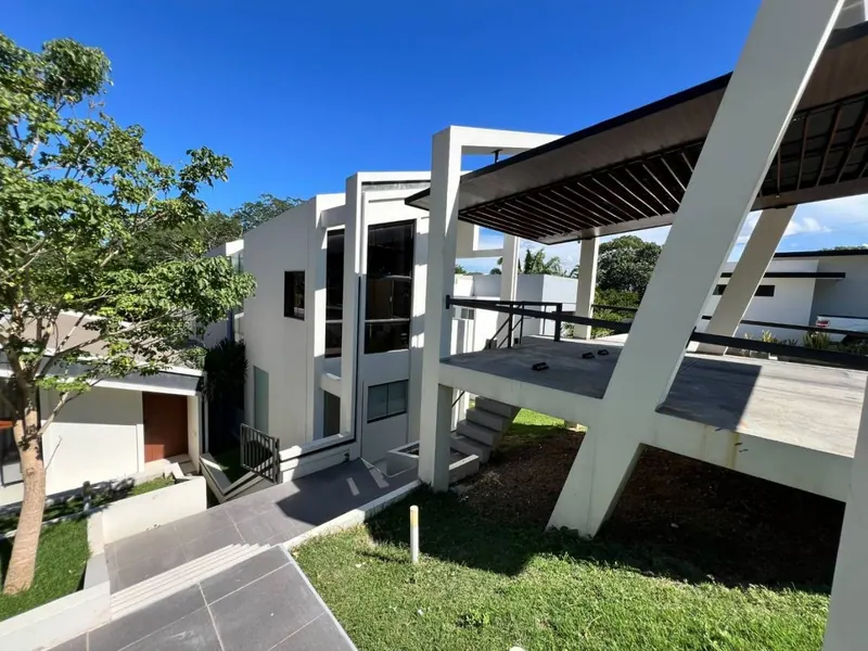 Casa de 5 dormitorios en venta en el condominio Bella Flor, Urubó