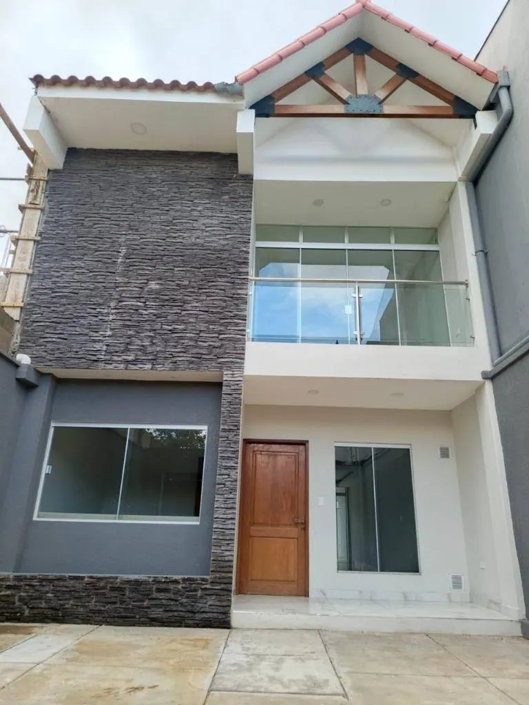 Casa de 3 dormitorios en venta en la Av. Olímpica, 6to anillo