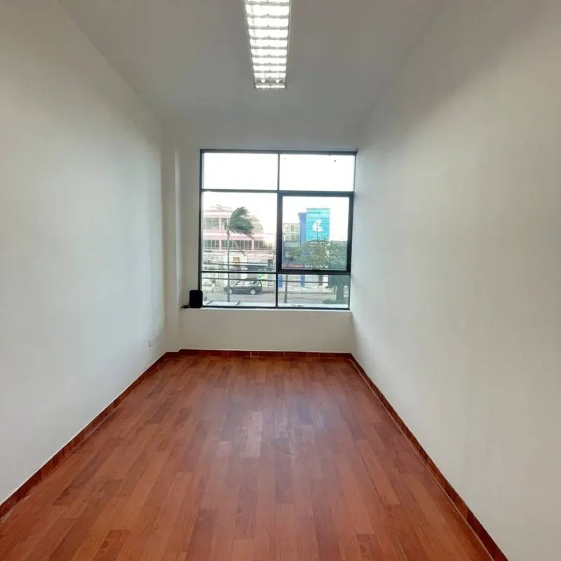 58.12 m² office for rent in Milenio building, North Zone