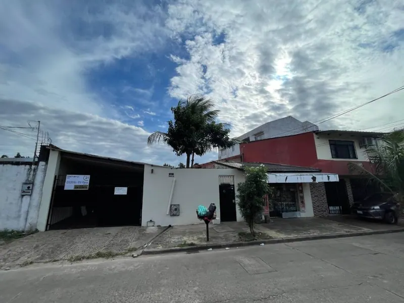 Casa de 10 dormitorios con tienda comercial en venta en la Zona Sur