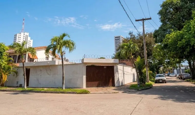 Corner lot of 315 m² for sale in the North Zone, Av. Banzer: foto 1 de 3