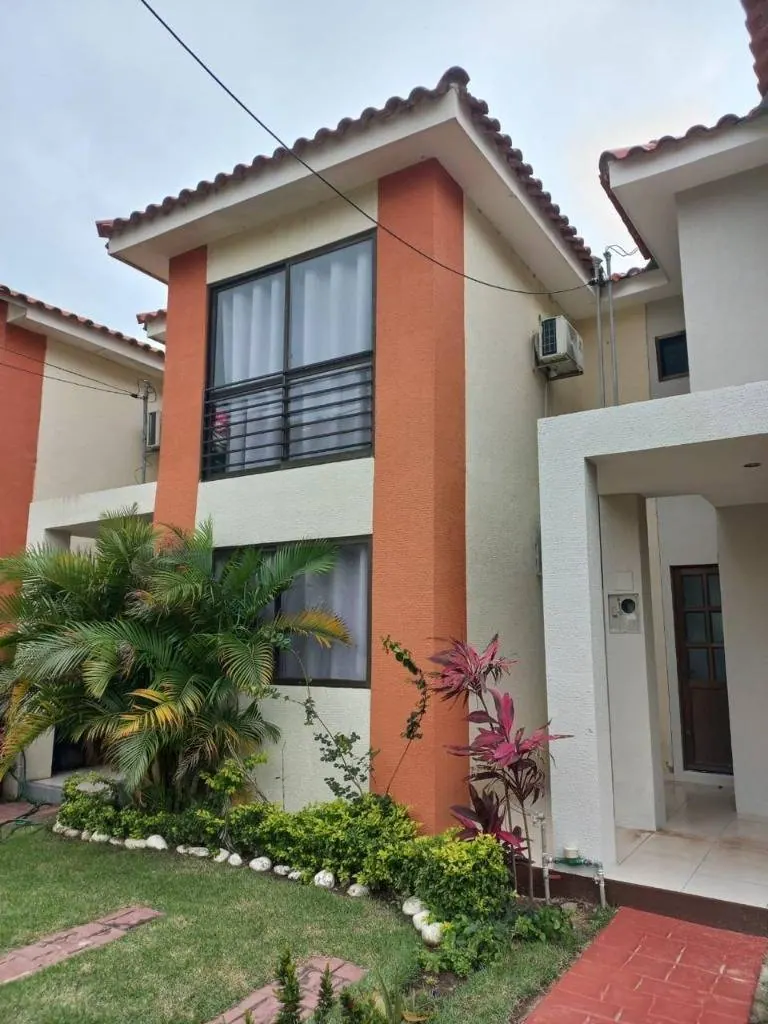 Casa de 3 dormitorios en venta en condominio cerrado en Warnes
