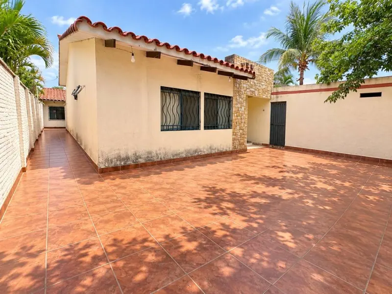 Casa de 3 dormitorios en anticrético en la Av. Banzer, Zona Norte