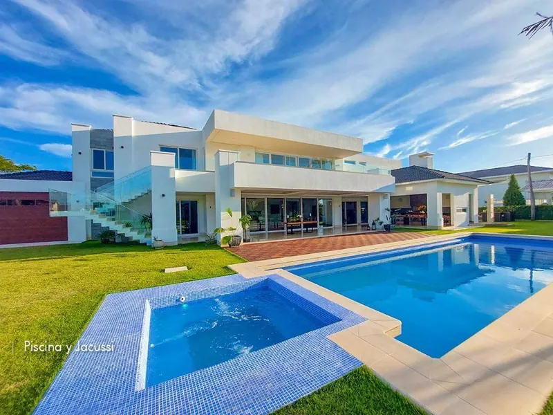Casa amoblada con piscina en venta en Colinas del Urubó, Sector 2
