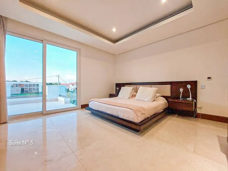 Casa amoblada con piscina en venta en Colinas del Urubó, Sector 2: foto 8 de 17