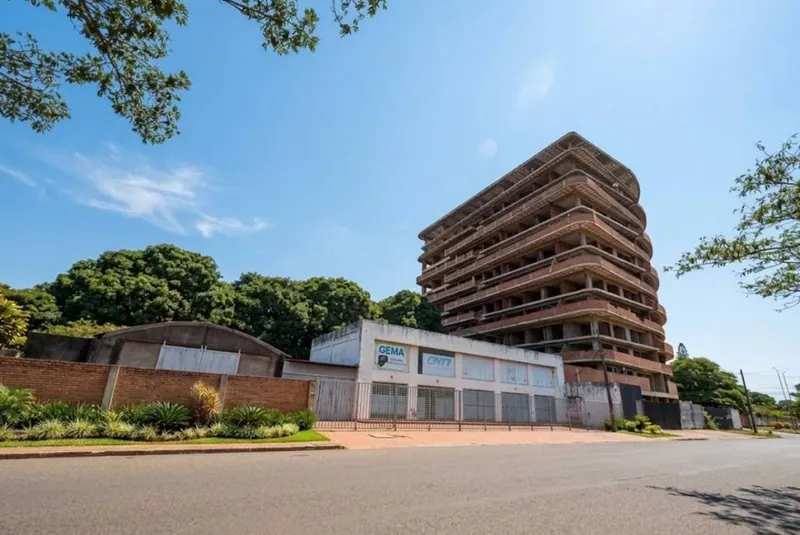 Terreno de uso mixto de 2.391,28 m² en venta sobre el 6to anillo