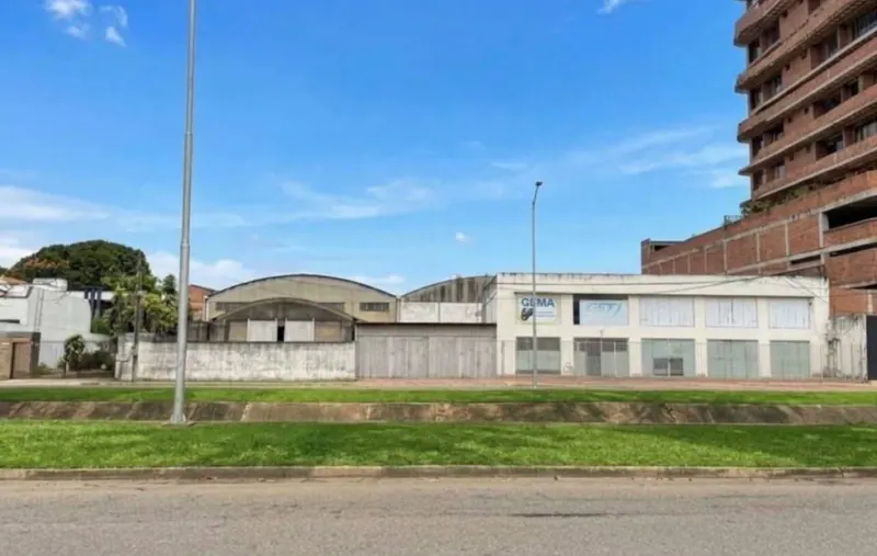 Terreno de uso mixto de 2.391,28 m² en venta sobre el 6to anillo: foto 3 de 9