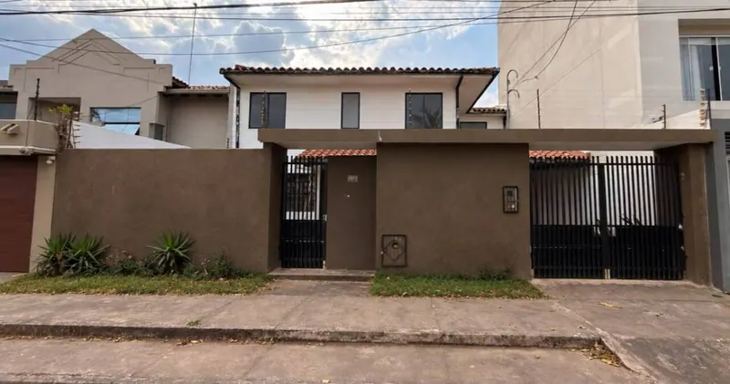 Casa de 3 dormitorios en venta en la Zona Norte, 3er anillo Alemana