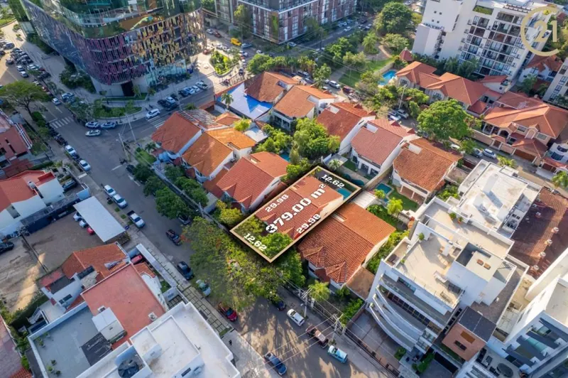 Casa en venta en Equipetrol Norte, terreno de 379 m² con uso mixto