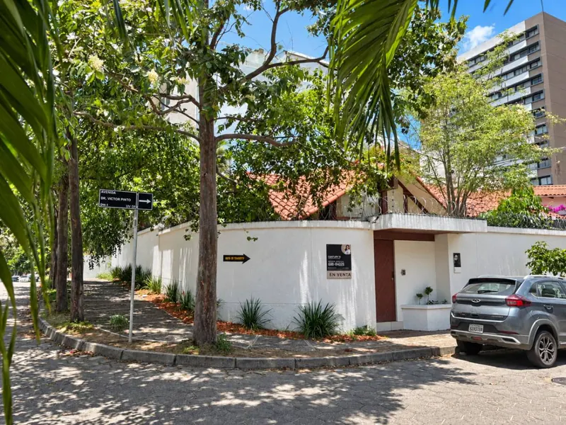 Casa en esquina de 4 dormitorios en alquiler en Equipetrol