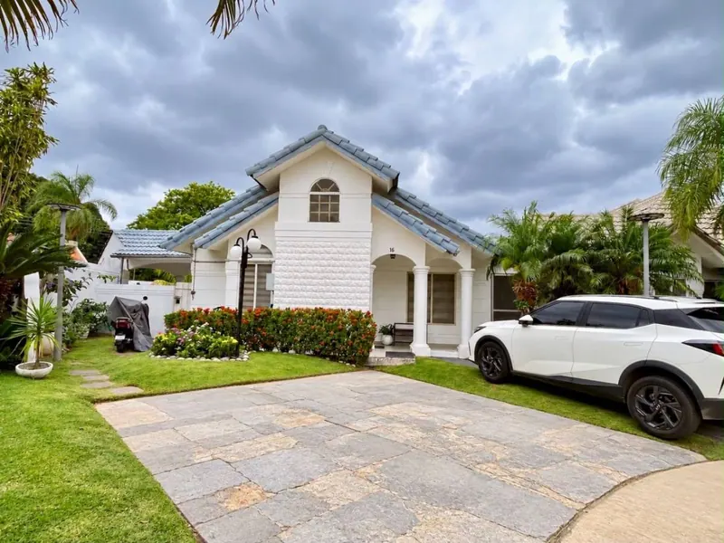 One-story house for sale in the Portofino gated community, West Zone: foto 1 de 9
