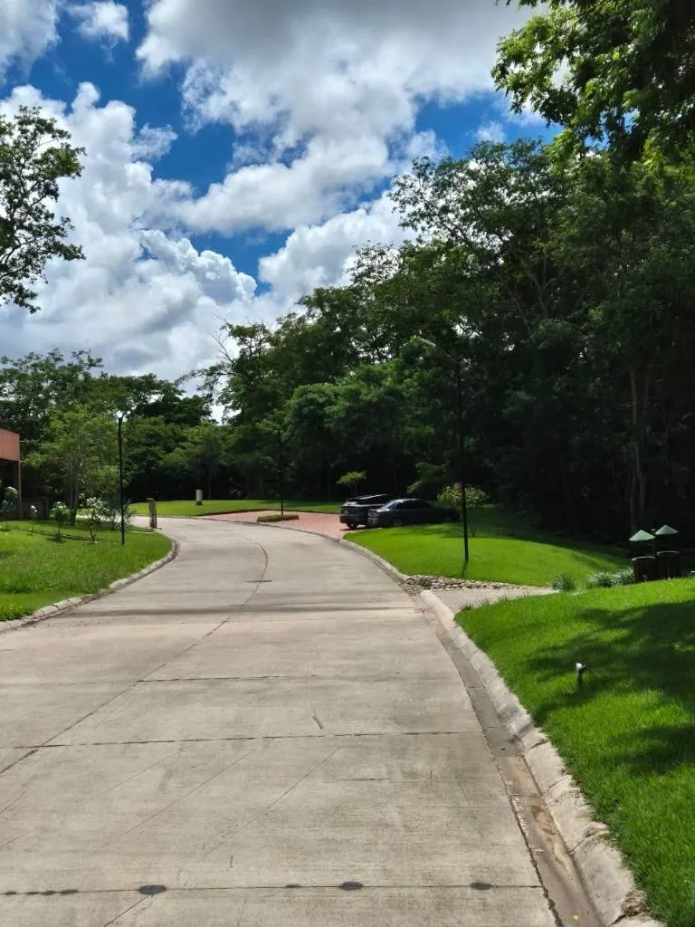 Terreno de 1.086,69 m² en venta en La Hacienda del Urubó: foto 3 de 11