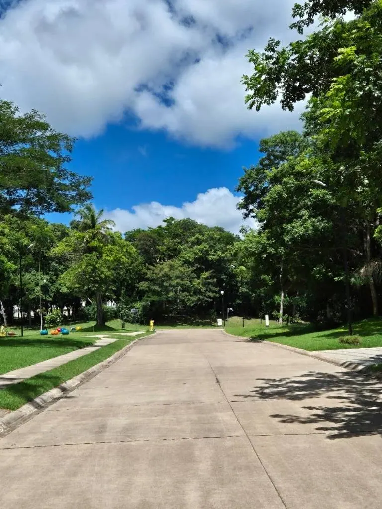 Terreno de 1.086,69 m² en venta en La Hacienda del Urubó: foto 7 de 11