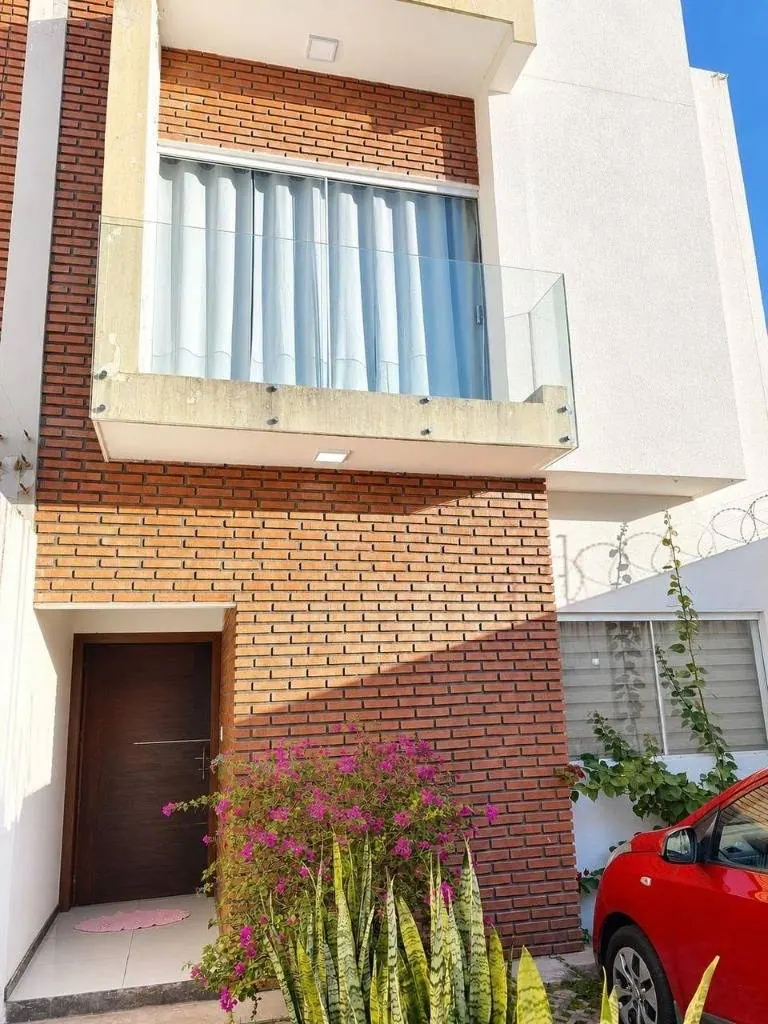 Casa de dos plantas con 3 dormitorios en suite en venta, Zona Norte