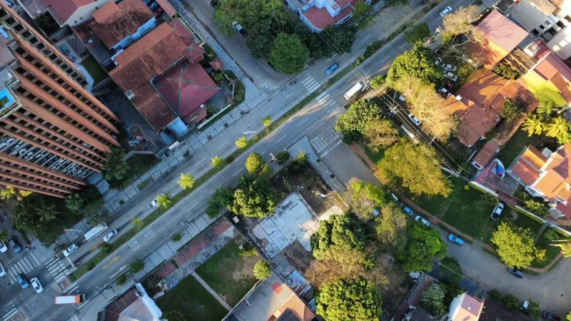 Terreno en esquina de 1.276,07 m² en venta sobre la Av. Irala