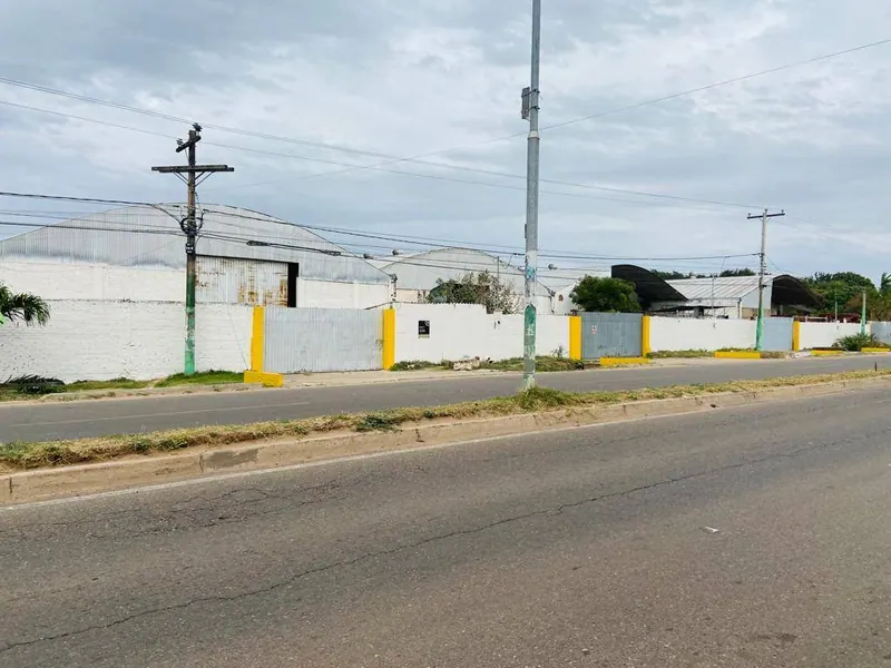 800 m² warehouse for rent in Cotoca, on a main avenue