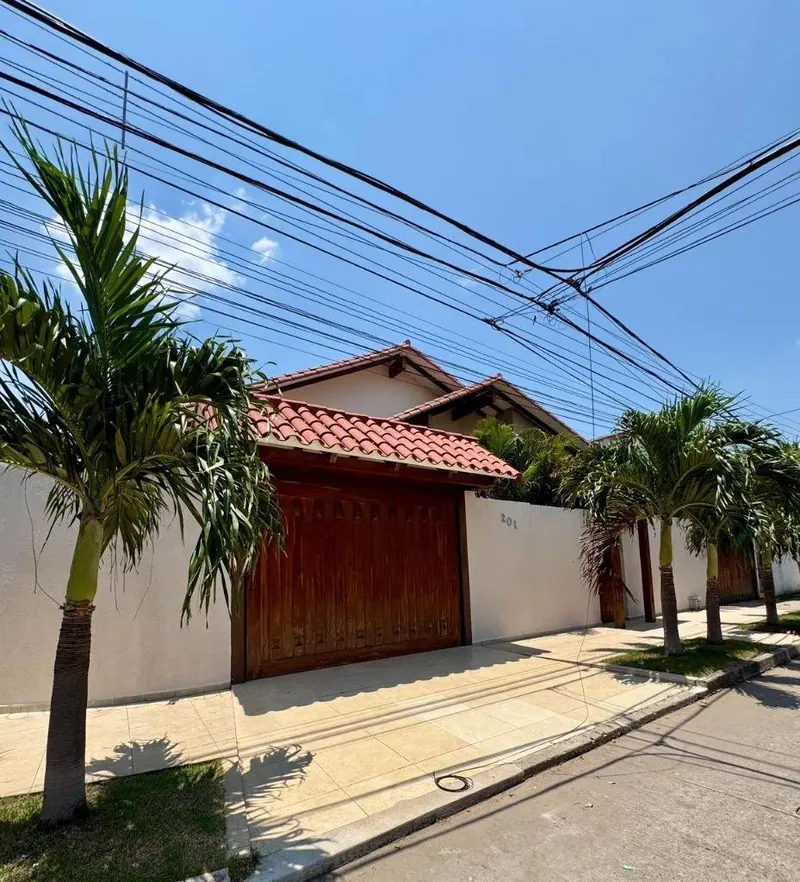 Casa amoblada de 3 dormitorios en alquiler sobre la av. Banzer