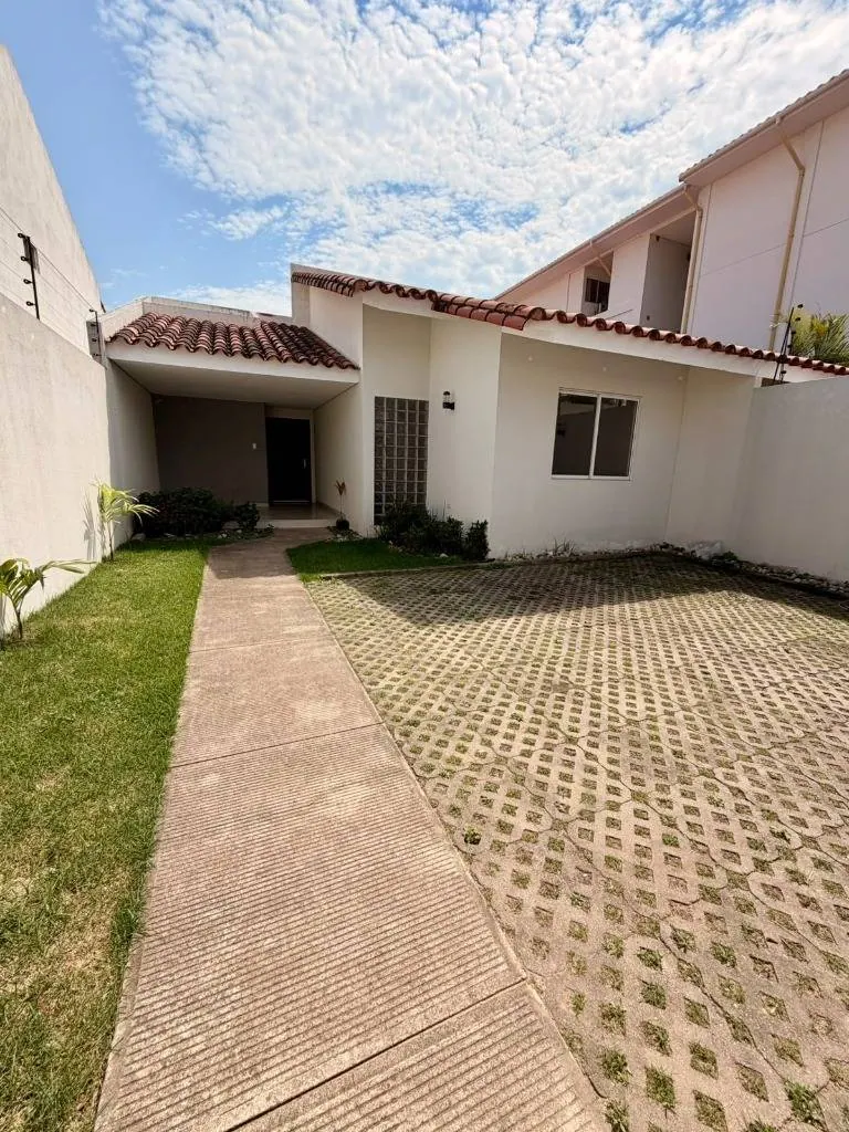 Casa de 3 dormitorios en alquiler sobre la av. Piraí, Zona Oeste