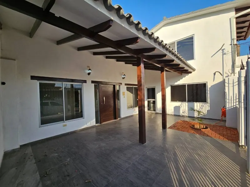 Casa con departamento independiente en venta en urbanización Patujú: foto 4 de 27