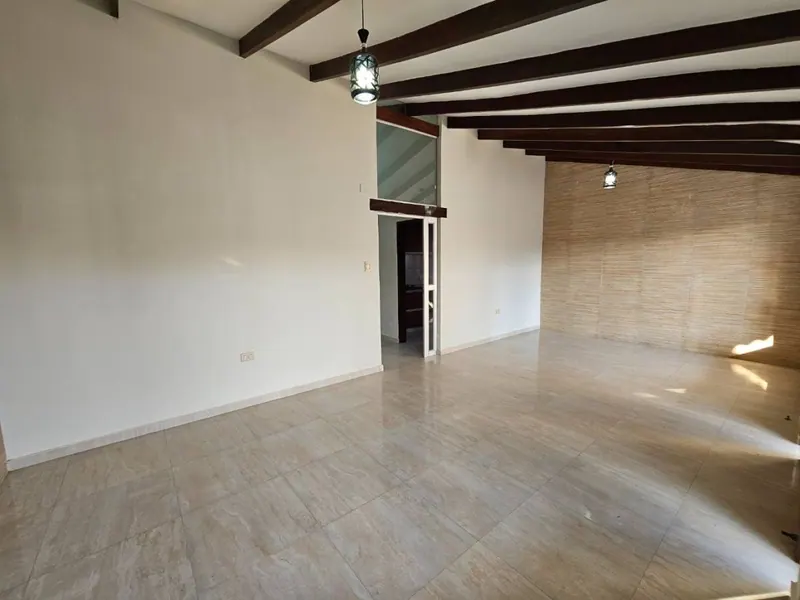 Casa con departamento independiente en venta en urbanización Patujú: foto 5 de 27