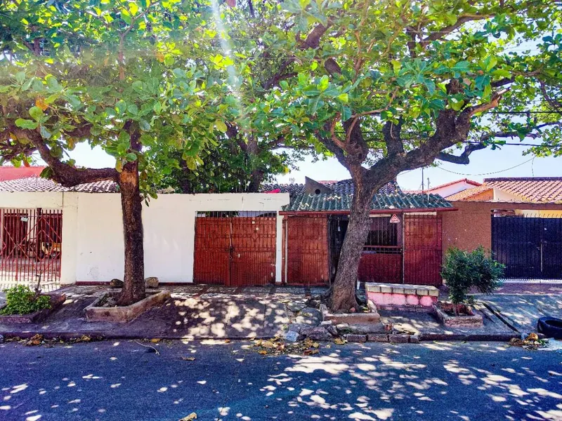 Casa de 3 dormitorios con tienda en venta en la Zona Este