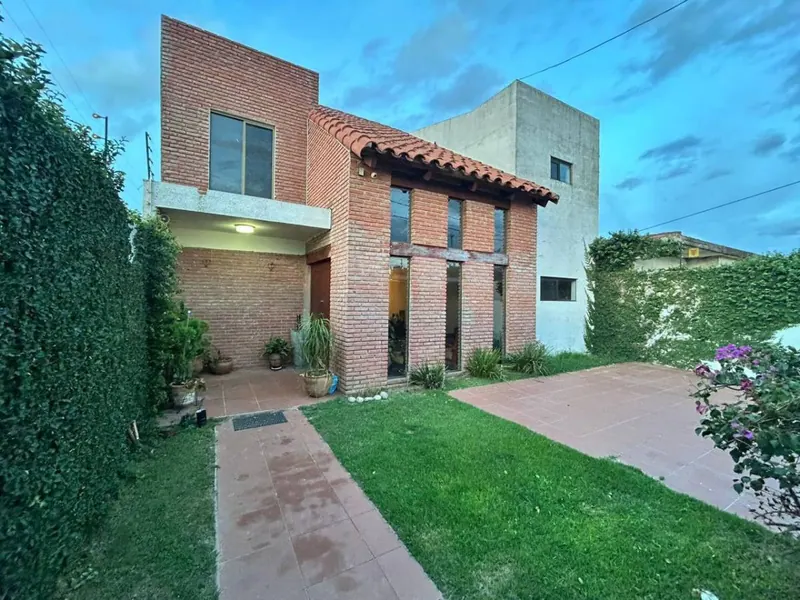 Casa de 4 dormitorios en venta en El Mirador de Akualand, Warnes