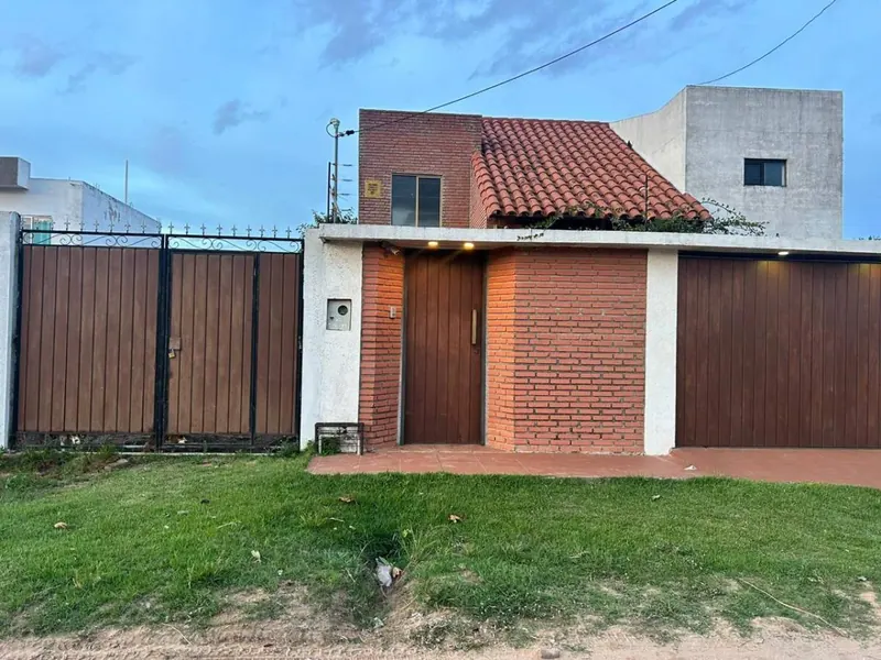 Casa de 4 dormitorios en venta en El Mirador de Akualand, Warnes: foto 3 de 6