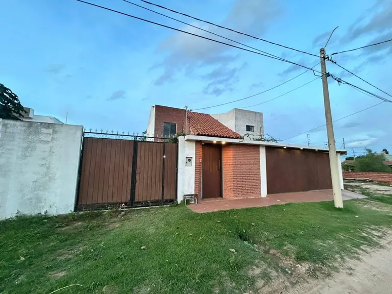 Casa de 4 dormitorios en venta en El Mirador de Akualand, Warnes: foto 4 de 6