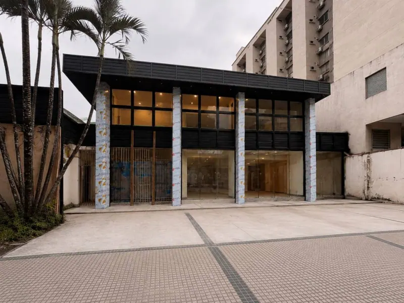 Independent 142 m² office for rent on Av. Irala